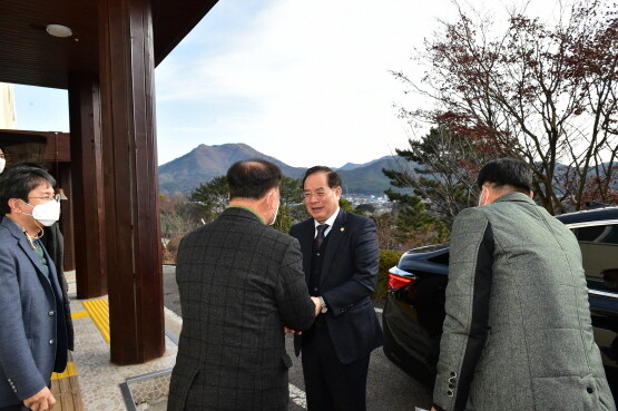 하윤수 교육감의 사회복지시설 방문 모습. 사진=부산시교육청 제공