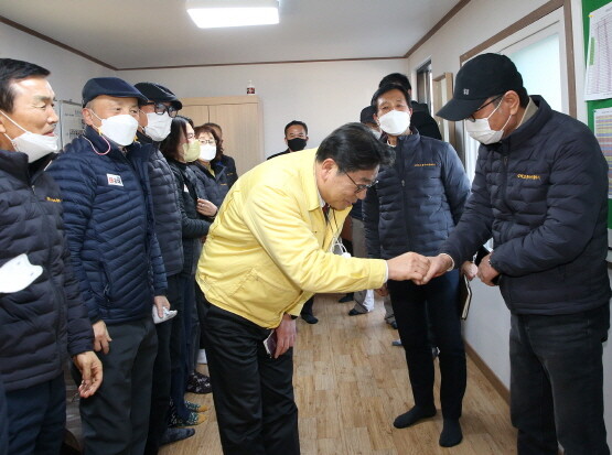 홍태용 시장이 교통약자콜택시 운수종사자를 격려하는 모습. 사진=김해시 제공