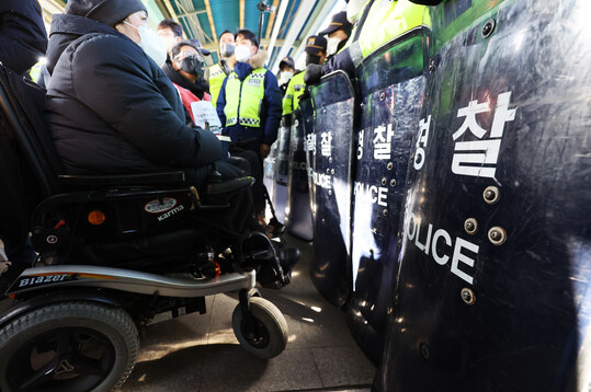 20일 오전 경기 시흥시 지하철 4호선 오이도역에서 전국장애인차별철폐연대(전장연) 회원들이 탑승 시위를 벌이려다 경찰과 대치하고 있다. 사진=연합뉴스