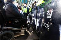 전장연 탑승 시위 재개…경찰‧교통공사 직원들에게 제지당해