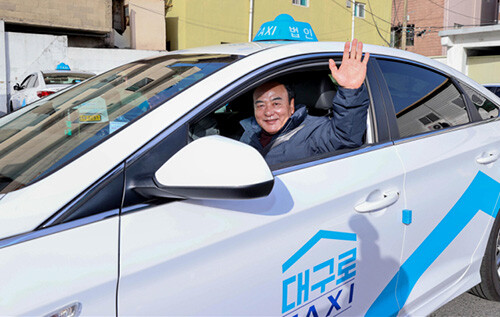 이만규 대구시의회 의장이 지난 20일 '대구로택시' 일일 운전기사로 활동하며, 대구로택시 홍보에 나서고 있다. 사진=대구시의회 제공