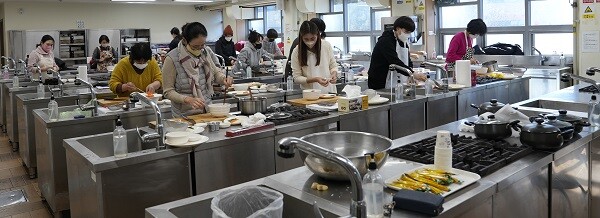 이달 영남이공대학교 조리실에서 '한·양식조리기능사과정'을 수행하는 시민들. 사진=대구 남구청 제공