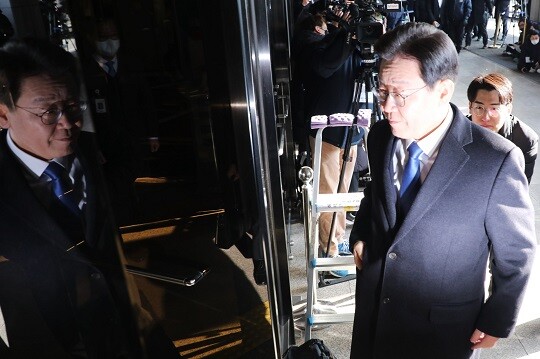 이재명 더불어민주당 대표가 28일 오전 서울 서초구 서울중앙지방검찰청에 출석해 입장을 밝힌 뒤 조사실로 향하고 있는 모습. 사진=박은숙 기자