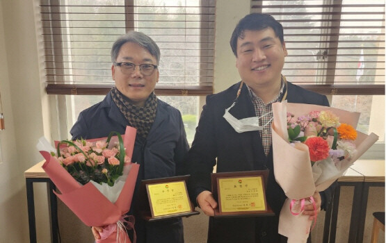 기술이전 계약 체결 장면. 사진=경상국립대 제공