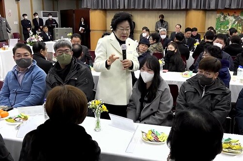 김경희 이천시장이 주민 곁으로 다가가 의견을 수렴하고 있다. 사진= 유인선 기자