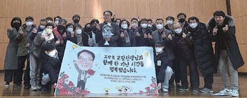 포항고부설방송통신고에서 학생들이 졸업 기념 촬영을 하고 있다. 사진=경북교육청 제공