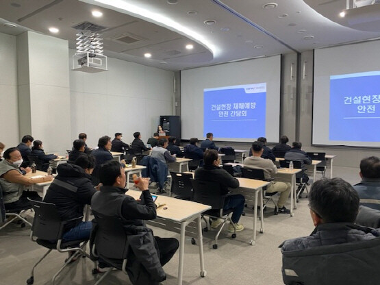 재해예방 위한 건설관계자 안전간담회 모습. 사진=부산항만공사 제공
