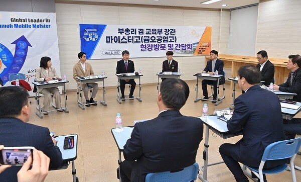 이주호 사회부총리 겸 교육부장관이 구미 금오공업고등학교이 1일 금오공업고 현장에서 간담회를 하고 있다. 사진=경북교육청 제공