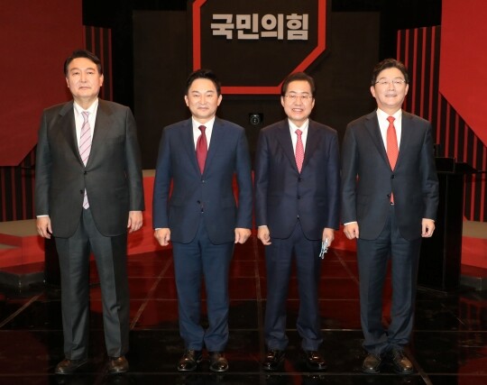 2021년 10월 29일 오후 국민의힘 제20대 대선 경선후보자 제9차 토론회에 앞서 윤석열 원희룡 홍준표 유승민 후보(왼쪽부터)가 기념촬영을 하고 있다. 사진=국회사진취재단