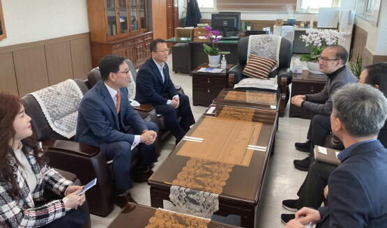 농협중앙회 김원묵 양산시지부장(좌측 두 번째)과 경남검사국장 류종렬(좌측 세 번째)이 양산시 선거관리위원회를 찾아 선관위 관계자(우측 상단 두 명)들과 면담하고 있는 모습. 사진=경남농협 제공