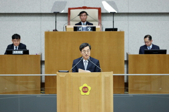 7일 경기도의회 본회의장에서 김동연 경기도지사가 2023 도정 업무보고를 하고 있다. 사진=경기도 제공