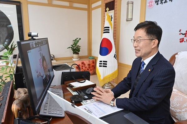 임종식 교육감이 8일  지역 유·초·중·고·특수학교 교장·교감·교무부장을 대상으로 비대면 회의를 하고 있다. 사진=경북교육청 제공