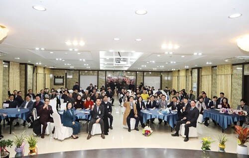 민선 2기 양평군체육회장 취임식에서 정상욱 회장과 내빈들이 기념촬영을 하고 있다. 사진=김현술 기자