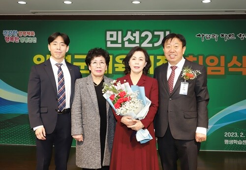 가족들과 기념촬영을 하는 정상욱 신임회장. 사진=김현술 기자