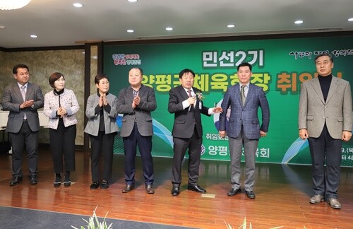정상욱 신임회장이 신임 부회장단을 소개하고 있다. 사진=김현술 기자