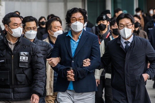 김성태 전 쌍방울그룹 회장이 1월 17일 오전 인천국제공항 제1여객터미널을 통해 귀국, 검찰 수사관에게 체포돼 공항을 나가고 있다. 사진=최준필 기자