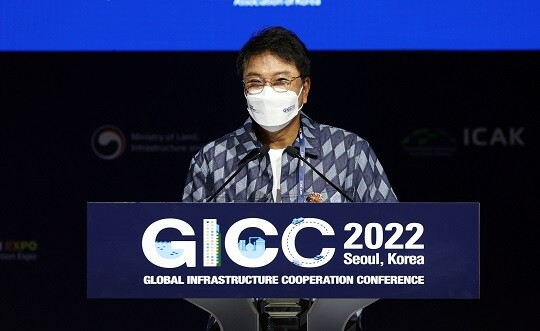 이수만 전 SM엔터테인먼트 총괄 프로듀서가 2022년 8월 서울시 중구 신라호텔에서 열린 2022 글로벌 인프라 협력 콘퍼런스(GICC)에서 찬조연설을 하고 있는 모습. 사진=연합뉴스