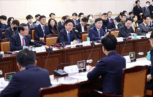 10일 전북도청에서 열린 제3회 중앙지방협력회의에서 이철우 지사(시도협의회 회장)가 발언하고 있다. 사진 중앙 이철우 지사. 사진=경북도 제공