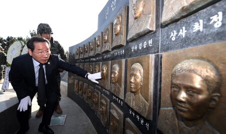 유정복 인천광역시장이 2월 15일 옹진군 백령도 천안함 46용사 위령탑에서 참배를 하고 있다. 사진=인천시 제공