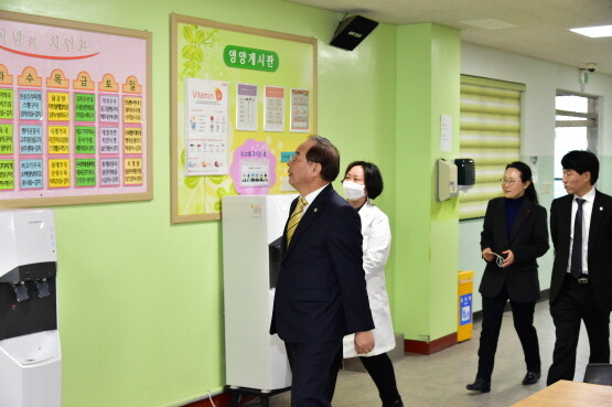 하윤수 교육감이 오륜정보산업학교를 방문한 모습. 사진=부산시교육청 제공