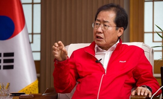 2022년 8월 대구광역시 시장실에서 인터뷰를 하고 있는 홍준표 대구시장. 사진=이종현 기자