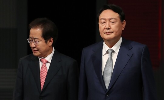 지난 2021년 10월 국민의힘 대선 경선후보 일대일 맞수토론 전 포즈를 취하고 있는 홍준표·윤석열 국민의힘 대선 경선 후보. 사진=국회사진취재단