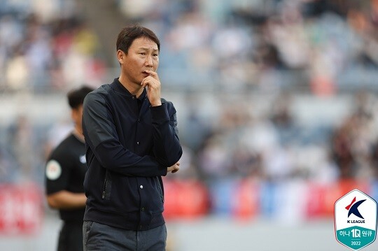 김상식 감독은 지난 2년간 리그와 FA컵에서 한 차례씩 우승컵을 들었음에도 불구하고 팬들의 비판을 받고 있다. 사진=한국프로축구연맹 제공