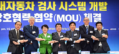 경북도와 김천시, 한국교통안전공단, 계양정밀, 독일기업 듀어社(Dürr Assembly Products) 및 디스페이스社(dSPACE), 경북테크노파크 간 미래자동차 검사시스템 개발 업무협약 체결식이 23일 김천시청에서 열리고 있다. 사진=경북도 제공