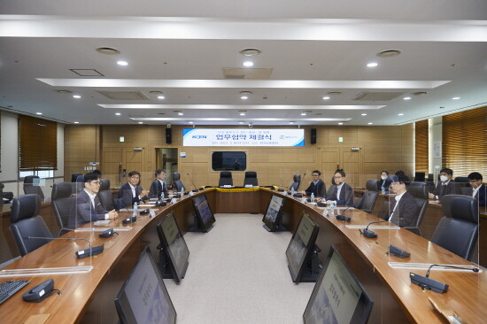 8일 한국남동발전 본사에서 이상규 한국남동발전 안전기술부사장(왼쪽)과 김정수 GS칼텍스 부사장(오른쪽)이 업무협약을 체결했다. 사진=한국남동발전 제공