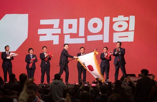 3월 8일 일산 킨텍스에서 열린 국민의힘 제 3차 전당대회에서 당선된 김기현 대표가 당기를 인수해 휘두르고 있다. 사진=이종현 기자