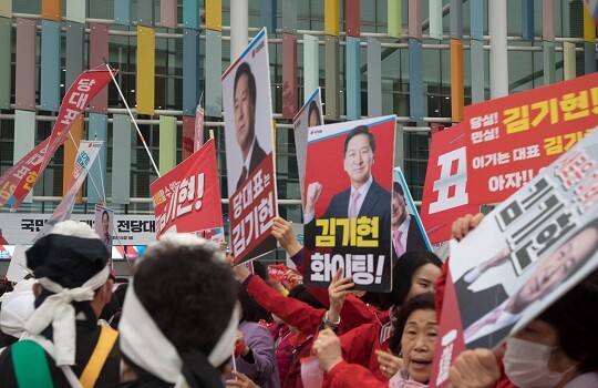 3월 8일 경기도 고양시 킨텍스에서 열린 국민의힘 전당대회에서 김기현 후보를 지지하는 지지자들이 피켓을 들고 김기현을 연호하고 있다. 사진=이종현 기자