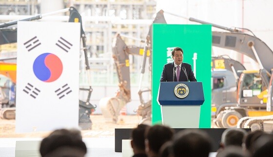 9일 울산시 울주군 울산공장에서 열린 S-OIL 샤힌 프로젝트 기공식에서 윤석열 대통령이 축사를 하고 있다. 사진=에쓰오일 제공