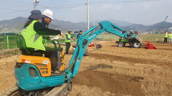 농업용 굴착기 모습. 사진=김해시 제공