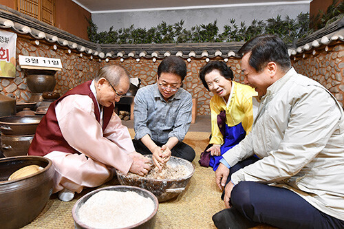 지난 11일 이철우 지사(왼쪽 두번째)가 '민속주 안동소주'를 방문해 김연박 대표와 안동소주 빚기 체험을 하고 있다. 사진=경북도 제공