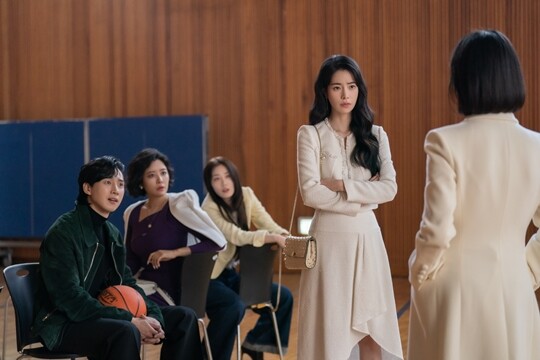 주인공 송혜교보다 오히려 주목받는 배우들은 극 중 인정사정없이 폭력을 일삼은 ‘빌런 3인방’이다. 사진=넷플릭스 제공