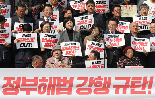 강제동원 피해 생존자 김성주 할머니가 3월 7일 오후 서울 여의도 국회 본청 앞 계단에서 열린 '강제동원 정부해법 강행규탄 긴급 시국선언'에서 규탄 발언을 하고 있다. 사진=박은숙 기자