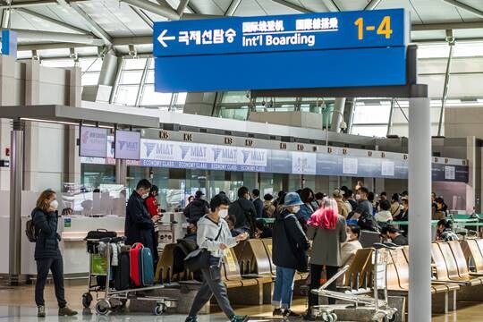 인천국제공항 출국장이 여행을 떠나는 사람들로 북적이고 있다. 기사 특정 내용과 관련 없음. 사진=최준필 기자