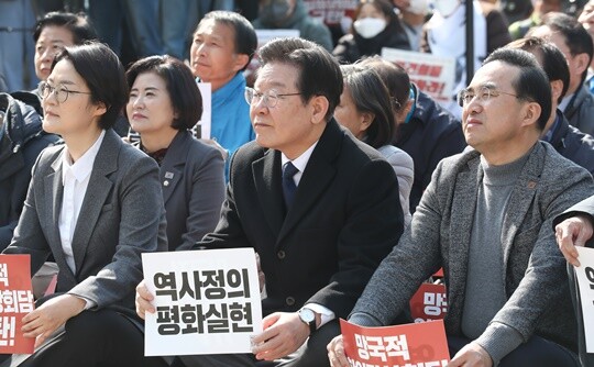 이재명 더불어민주당 대표가 3월 18일 오후 서울 중구 서울광장에서 열린 '대일 굴욕외교 규탄 범국민대회' 참석하고 있다. 사진=임준선 기자