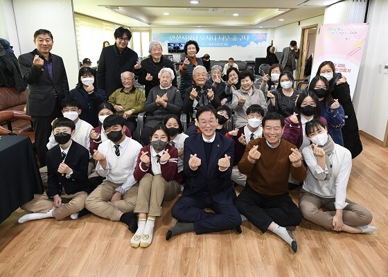 이민근 안산시장이 지난 1월 30일 너비울 경로당을 방문해 참석자들과 사진촬영하고 있다. 사진=안산시 제공