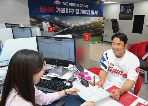 BNK가을야구정기예금 홍보모델로 선정된 롯데자이언츠 전준우 선수. 사진=BNK 부산은행