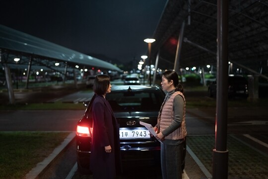 ‘더 글로리’에서 학폭 피해를 입은 주인공 문동은(송혜교 분)의 곁에는 가정 폭력의 피해자인 강현남(염혜란 분)과 목숨을 살려 준 범죄자에게 살해당한 아버지를 둔 의사 주여정(이도현 분)이 있다. 결국 ‘피해자의 연대’를 통해 가해자들을 심판하게 된다. 사진=넷플릭스 제공