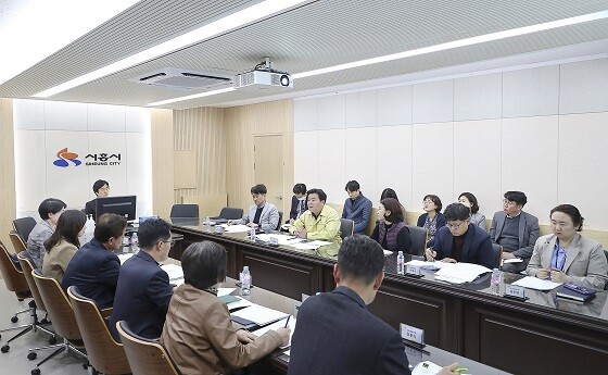 임병택 시흥시장이 22일 은계호수공원과 거북섬에 대한 상권 활성화 홍보방안 보고회를 주재하고 있다. 사진=시흥시 제공