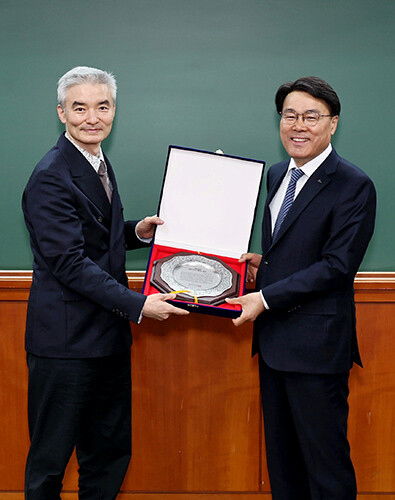 최정우 회장이 지난 23일 한국협상학회 주관 '2022 대한민국 협상대상'을 수상하고 있다. 사진 오른쪽부터 최정우 회장, 권성우 한국협상학회장. 사진=포스코 제공