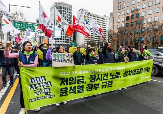 세계 여성의 날인 지난 8일 서울 종로구 보신각 앞에서 민주노총 조합원들이 세계 여성의 날 전국노동자 대회를 열고 행진을 하고 있다. 기사 특정 내용과 관련 없음. 사진=최준필 기자