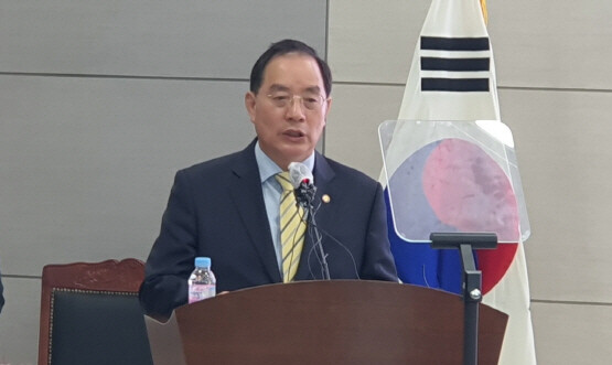 하윤수 부산교육감의 기자회견 모습. 사진=하용성 기자