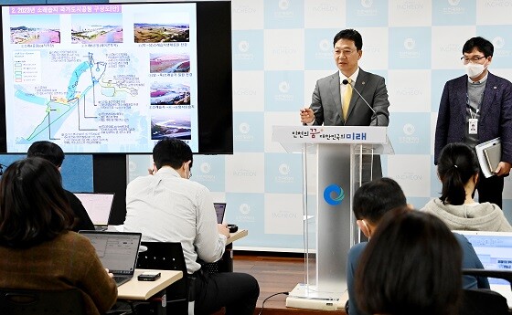 인천시 최도수 도시균형국장이 29일 기자간담회를 갖고 있다. 사진=인천시 제공