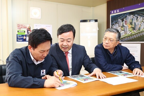 김성제 의왕시장이 29일 원희룡 국토부장관, 이한준 LH공사 사장과 의왕군포안산 공공주택지구 개발사업과 관련해 주요 현안을 논의하고 있다. 사진=의왕시 제공