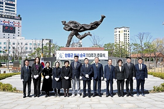 의정부시의회 최정희 의장을 비롯한 의원들이 역전근린공원 안중근 의사 동상 앞에 마련된 분향소에서 헌화, 분향한 뒤 기념촬영하고 있다. 사진=의정부시의회 제공