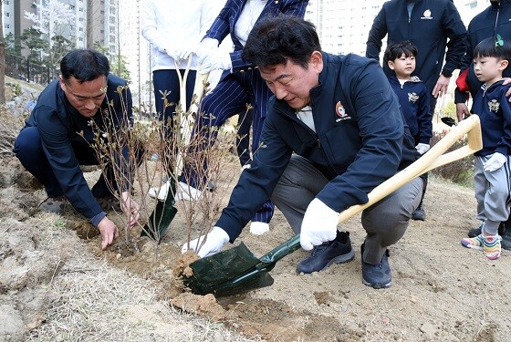 김동근 의정부시장이 3일 '제78회 식목일 나무심기 행사'에 참석해 철쭉을 식재하고 있다. 사진=의정부시 제공