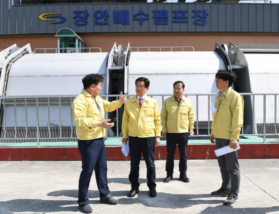 정종복 기장군수가 장안배수펌프장을 방문해 현장점검을 하고 있다. 사진=기장군 제공